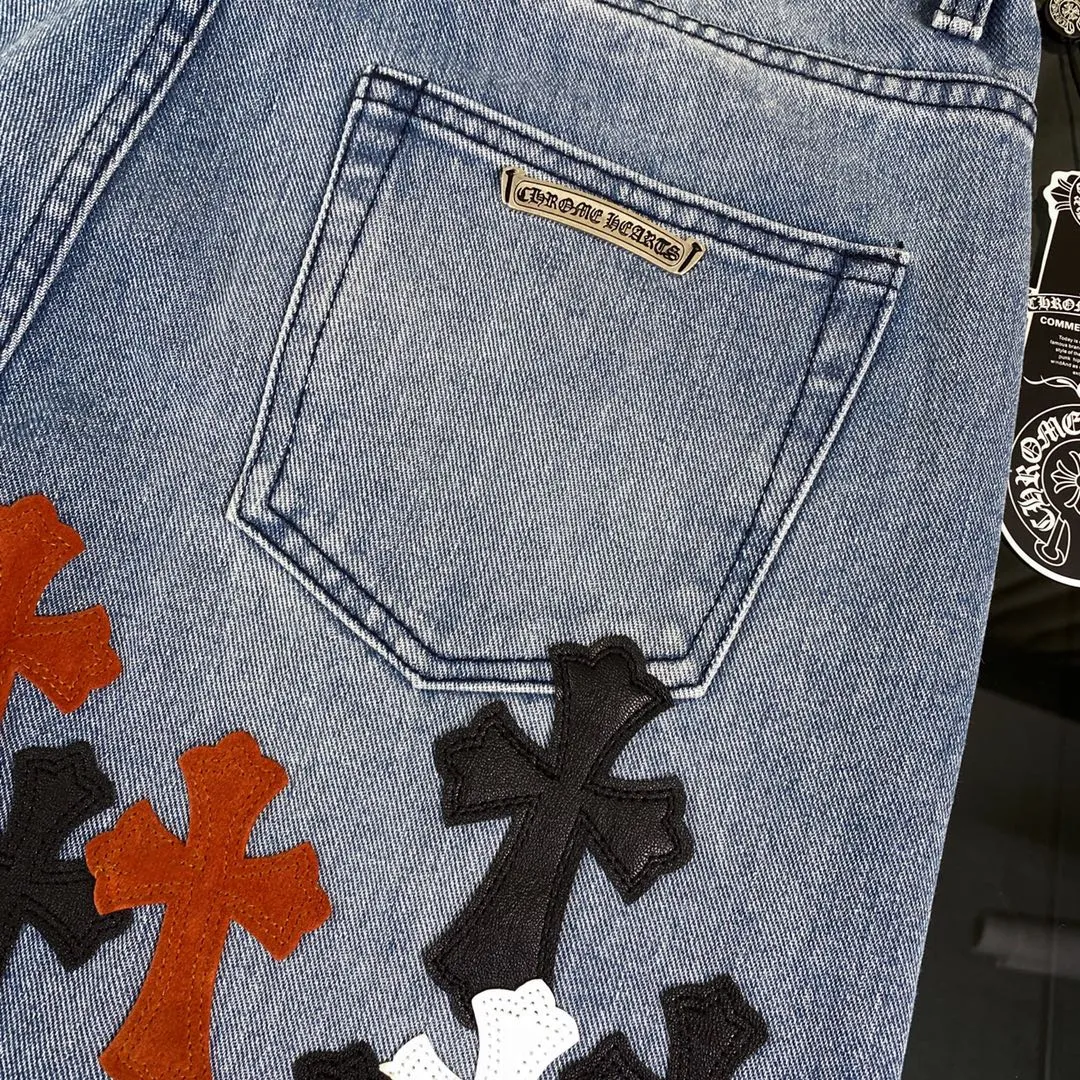 🅿️340 Chrome hearts new city-limited flame blue jeans Chrome hearts city-limited jeans Hardware customization Original development vintage levis American-made 501 black and gray base version Levi's American-made 501 base version Imported sheepskin 925 silver remake [Top heavy industry fashionable design] Consistently made in high street luxury style. Speaking of this style, the Zangyin family and GU family are definitely the leading representative brands. Especially the Zangyin family has really achieved a state-of-the-art effect in creating high street style. The unique washed material is used to create this style. The color system is quite eye-catching. It is decorated with patchwork cross flowers, which cleverly highlights the charm of the brand. Secondly, this style uses classic The high-waist cutting design highlights the long legs and fashionable temperament of the upper body. The brand is highly recognizable and the slim fit configuration is more suitable for daily wear. It is a product that interprets personality, fashion, and specifications at a glance. This single product is enough to make any fan excited. It can be a white T-shirt for youthful preppy style, or a tight suspender for lady style. It has strong matching ability and can be easily controlled by men.  [Material and craftsmanship] Needless to say, this point goes without saying. As an excellent craftsman brand, Zangyin has really perfect requirements for details and craftsmanship. The washed color of this model has gone through so many processes, not to mention the embellishment of the denim appliqués. It is also purely handmade and sewn. Just like what they believe in, only handmade things have soul and have the meaning of wear. A top-notch heavy-duty fashionable denim item, I look forward to your perfect interpretation! !  Color: Blue Size: S M L XL